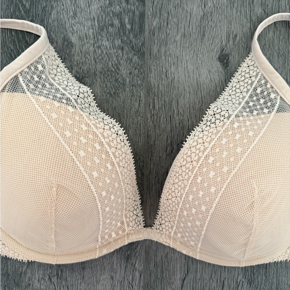 Victoria's Secret Cream Lace Bra with Underwire Support